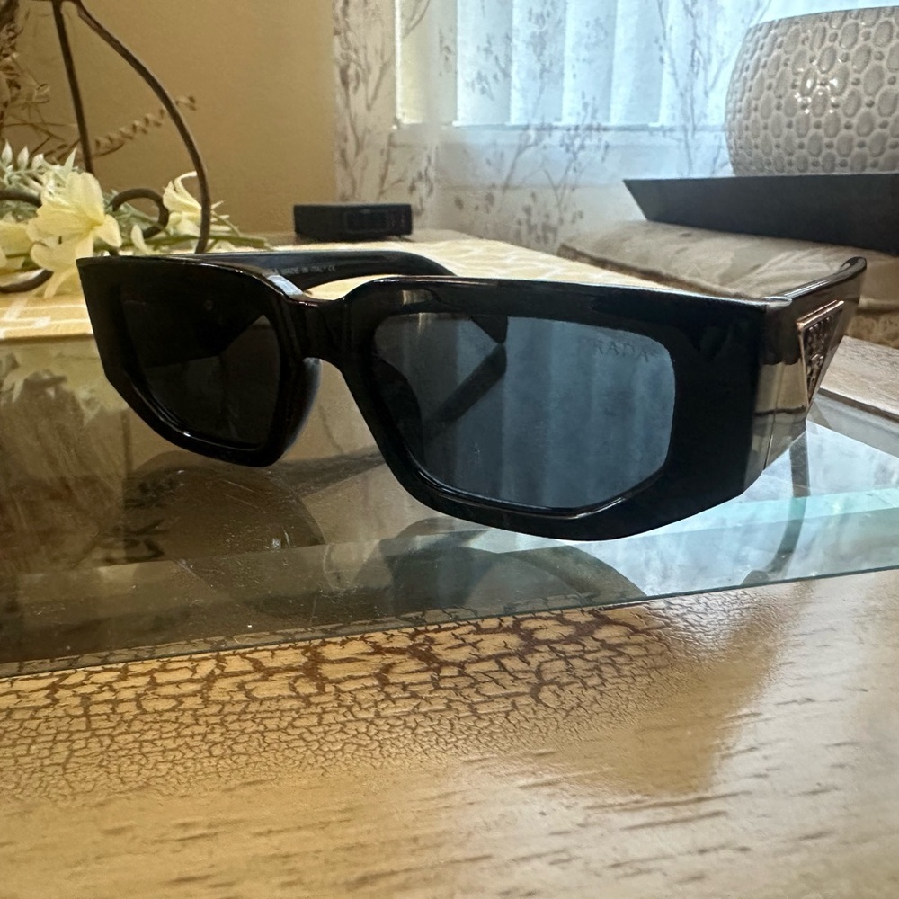 ORIGINAL LIKE NEW UNISEX PRADA BRAND SUNGLASSES